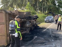 Truk Bawa 5 Jeriken Pertalite di Bangka Tengah Terguling Lalu Terbakar