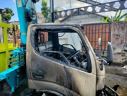 Truk Crane di Klaten Terbakar gegara Nyenggol Kabel Listrik