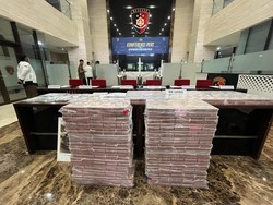 Penampakan Tumpukan Duit Rp 32 M Bukti Kasus Email Palsu