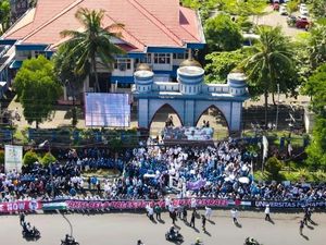 1.000 Mahasiswa Unismuh Makassar Bentangkan Spanduk 70 Meter Bela Palestina 1.000 Mahasiswa Unismuh Makassar Bentangkan Spanduk 70 Meter Bela Palestina