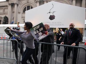 Detik-detik Pengunjuk Rasa Pro-Palestina Ditangkap di Luar Met Gala Detik-detik Pengunjuk Rasa Pro-Palestina Ditangkap di Luar Met Gala