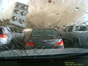 Ngerinya Badai di AS, Mobil Sampai Terjebak Banjir