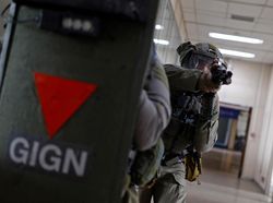 Aksi Pasukan Elit Prancis Simulasi Pengamanan Olimpiade 2024