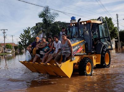 Alat Berat Dikerahkan untuk Evakuasi Korban Banjir di Brasil