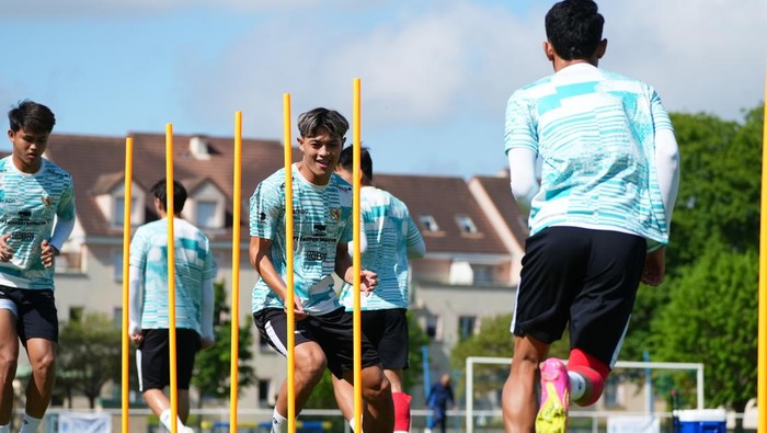 Alfeandra Dewangga menjalani sesi latihan bersama Timnas Indonesia U-23 di Paris, Prancis, menjelang laga play-off AFC-CAF melawan Guinea.