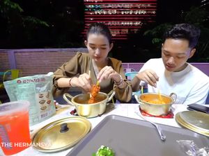 Seru! Azriel Hermansyah dan Sarah Menzel Mukbang Samyang hingga Oden