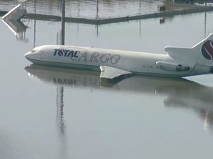 Penampakan Pesawat Terendam Banjir di Bandara Porto Alegre Brasil Penampakan Pesawat Terendam Banjir di Bandara Porto Alegre Brasil
