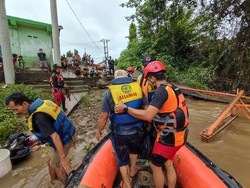Basarnas Turunkan Tim Evakuasi Puluhan Warga Terdampak Banjir di OKU