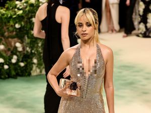 Foto: Gaya Unik Camila Cabello di Met Gala 2024, Bawa Balok Es di Red Carpet