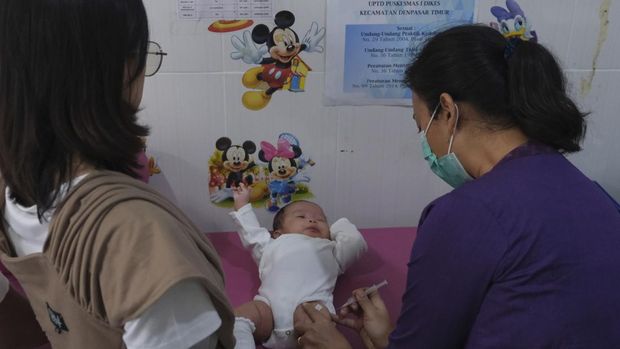 Tenaga kesehatan memberikan pelayanan imunisasi dasar kepada bayi di Puskesmas 1 Denpasar Timur, Bali, Selasa (2/4/2024). Provinsi Bali kembali menjadi daerah dengan angka prevalensi stunting terendah di Indonesia pada tahun 2023 sebesar 7,2 persen atau turun dibandingkan tahun 2022 sebesar 8 persen dan di tahun 2024 diharapkan dapat kembali turun dengan target 6,15 persen. ANTARA FOTO/Nyoman Hendra Wibowo