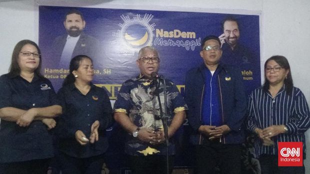 Deputi I Kantor Staf Presiden (KSP) Febry Calvin Tetelepta mengembalikan blangko untuk Calon Gubernur Maluku di Partai NasDem. (CNN Indonesia/Said)