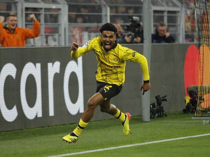 Soccer Football - Champions League - Quarter Final - Second Leg - Borussia Dortmund v Atletico Madrid - Signal Iduna Park, Dortmund, Germany - April 16, 2024  Borussia Dortmund's Ian Maatsen celebrates scoring their second goal REUTERS/Thilo Schmuelgen