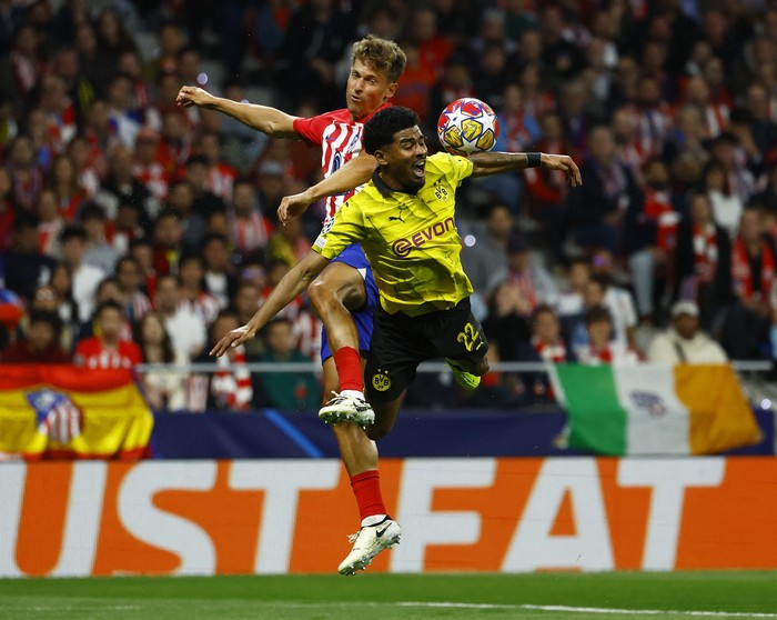 Soccer Football - Champions League - Quarter Final - First Leg - Atletico Madrid v Borussia Dortmund - Metropolitano, Madrid, Spain - April 10, 2024 Atletico Madrid's Marcos Llorente in action with Borussia Dortmund's Ian Maatsen REUTERS/Susana Vera