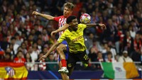 Pemain yang tersisih di klub lain itu justru menjadi bintang penting Dortmund. Pertama adalah Ian Maatsen, merupakan bek pinjaman dari Chelsea. Pemain asal Belanda itu tersisih dari skuad gemuk The Blues, dan memilih Borussia Dortmund sebagai pelabuhannya. REUTERS/Susana Vera