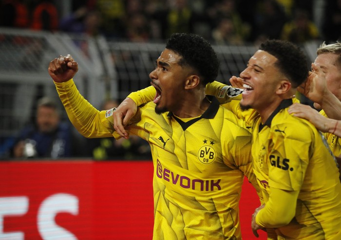 Deretan 'Pemain Buangan' Antar Dortmund ke Final Liga Champions Soccer Football - Champions League - Quarter Final - Second Leg - Borussia Dortmund v Atletico Madrid - Signal Iduna Park, Dortmund, Germany - April 16, 2024 Borussia Dortmund's Ian Maatsen celebrates scoring their second goal with Jadon Sancho REUTERS/Thilo Schmuelgen