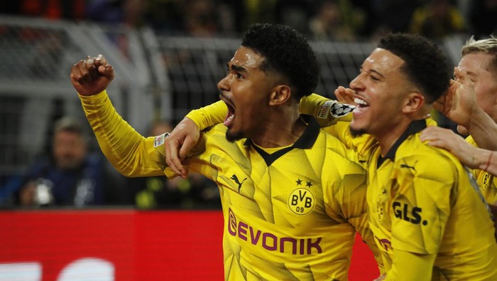 Soccer Football - Champions League - Quarter Final - Second Leg - Borussia Dortmund v Atletico Madrid - Signal Iduna Park, Dortmund, Germany - April 16, 2024  Borussia Dortmunds Ian Maatsen celebrates scoring their second goal with Jadon Sancho REUTERS/Thilo Schmuelgen
