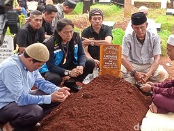 Dorman Borisman Dimakamkan Bersama Kaki Amputasinya