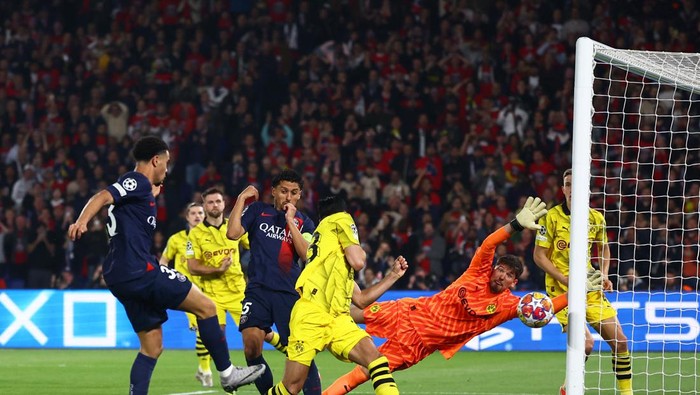 Dortmund vs PSG Soccer Football - Champions League - Semi Final - Second Leg - Paris St Germain v Borussia Dortmund - Parc des Princes, Paris, France - May 7, 2024 Paris St Germain's Warren Zaire-Emery hits the post REUTERS/Kai Pfaffenbach