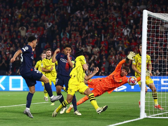 Soccer Football - Champions League - Semi Final - Second Leg - Paris St Germain v Borussia Dortmund - Parc des Princes, Paris, France - May 7, 2024 Paris St Germain's Warren Zaire-Emery hits the post REUTERS/Kai Pfaffenbach