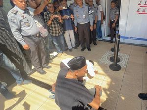 Sujud Syukur 2 Napiter Usai Bebas Bersyarat dari Lapas Kediri Sujud Syukur 2 Napiter Usai Bebas Bersyarat dari Lapas Kediri