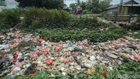 Duh... Kali di Cikarang Ini Dipenuhi Sampah