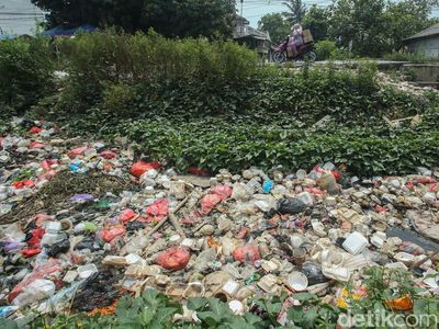 Duh... Kali di Cikarang Ini Dipenuhi Sampah