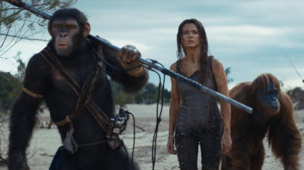 (L-R): Noa (played by Owen Teague) , Freya Allan as Nova and Raka (played by Peter Macon) in 20th Century Studios' KINGDOM OF THE PLANET OF THE APES. Photo courtesy of 20th Century Studios. © 2024 20th Century Studios. All Rights Reserved.