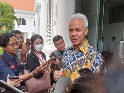 Foto Jokowi Sempat Tak Ada di Ruang Rakor PDIP Sumut, Ganjar: Dipasang Lagi