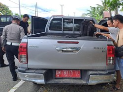 Pengemudi Mobil Pelat Merah Palsu Bawa 1 Ton Miras Cap Tikus Diamankan