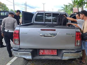 Pengemudi Mobil Pelat Merah Palsu Bawa 1 Ton Miras Cap Tikus Diamankan Pengemudi Mobil Pelat Merah Palsu Bawa 1 Ton Miras Cap Tikus Diamankan