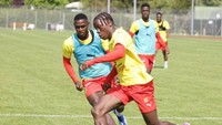 Pemain Guinea U-23 tampak serius berlatih di bawah cuaca cerah namun dingin di Prancis. (Foto: Twitter @fgfofficiel)