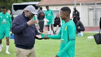 Presiden Sepakbola Guinea Bouba Sampil mendatangi langsung tempat latihan untuk memberi dukungan kepada pemain Guinea U-23. (Foto: Twitter @fgfofficiel)