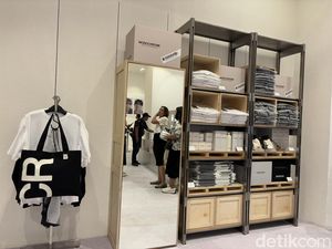 Dear ARMY, Yuk Berburu Merchandise di BTS POP-UP: MONOCHROME IN JAKARTA Dear ARMY, Yuk Berburu Merchandise di BTS POP-UP: MONOCHROME IN JAKARTA