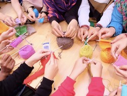 Hangatnya Komunitas Merajut Surabaya Berkarya dan Berbagi untuk Sesama