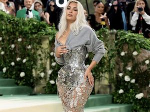 Viral Video Kim Kardashian Sulit Bernapas karena Korset Ketat di Met Gala Viral Video Kim Kardashian Sulit Bernapas karena Korset Ketat di Met Gala