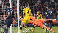 Ini salah satu aksi Kobel di bawah gawang Dortmund, menghadapi usaha Warren Zaire-Emery membobol gawangnya. Foto: AP/Frank Augstein