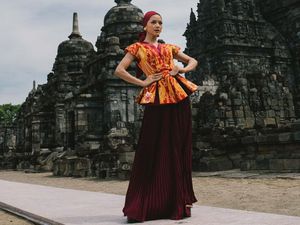 9 Foto Busana Karya Julianto X Iwan Tirta, Diperagakan Miss Mega Bintang