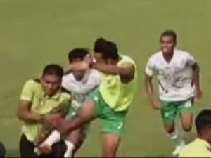 Liga 3: Laga Persedikab Vs PSIK Diwarnai Kericuhan, Wasit Ditendang Pemain Liga 3: Laga Persedikab Vs PSIK Diwarnai Kericuhan, Wasit Ditendang Pemain