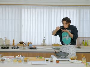 Jago! Momen Lucas Eks NCT Masak Nasi Goreng dan Rendang Jago! Momen Lucas Eks NCT Masak Nasi Goreng dan Rendang