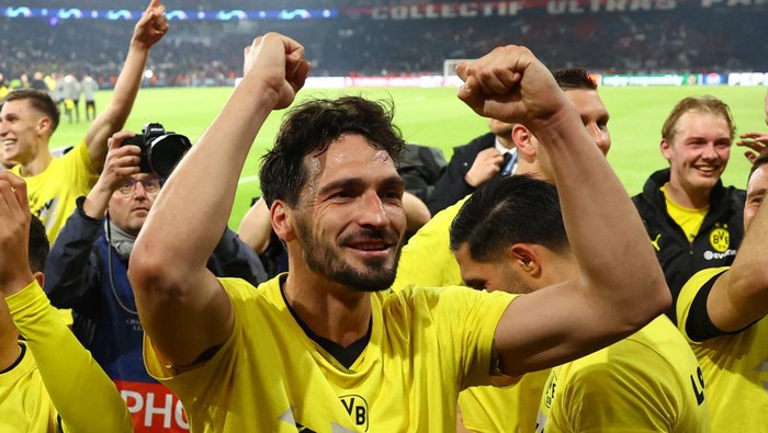 Soccer Football - Champions League - Semi Final - Second Leg - Paris St Germain v Borussia Dortmund - Parc des Princes, Paris, France - May 7, 2024 Borussia Dortmunds Mats Hummels celebrates after the match REUTERS/Kai Pfaffenbach