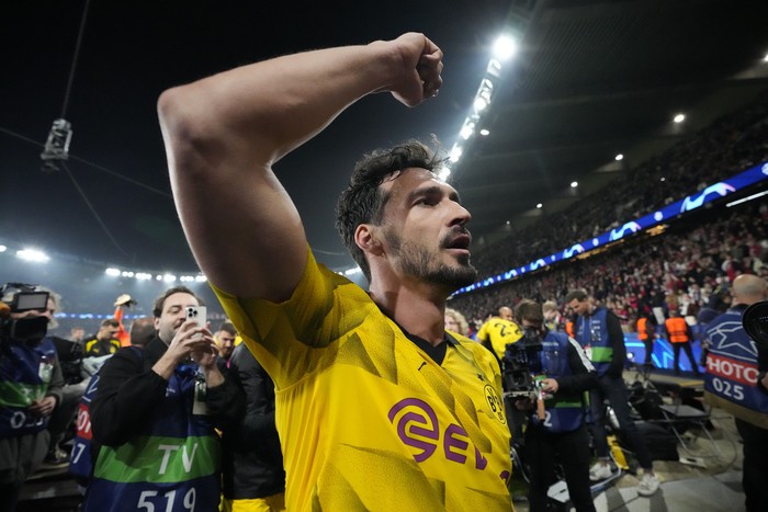 Dortmunds Mats Hummels celebrates at the end of the Champions League semifinal second leg soccer match between Paris Saint-Germain and Borussia Dortmund at the Parc des Princes stadium in Paris, France, Tuesday, May 7, 2024. (AP Photo/Frank Augstein)