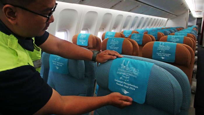 Melihat Persiapan Garuda Indonesia Jelang Terbangkan Jemaah Haji Pekerja membenahi akomodasi di pesawat Garuda Indonesia yang hendak digunakan untuk armada transportasi haji 1445 H/2024 di hanggar GMF Bandara Soekarno Hatta, Tangerang, Banten, Rabu (8/5/2024). Garuda Indonesia merencanakan 14 pesawat berbadan lebar untuk memuat 109.072 jamaah kandidat haji dari sembilan embarkasi adalah Jakarta, Solo, Medan, Padang, Banda Aceh, Makassar, Banjarmasin, Balikpapan, dan Lombok yang hendak mulai diberangkatkan pada Minggu (12/5). ANTARA FOTO/Muhammad Iqbal/nym.