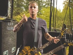 Gubrak! Mike McCready Pearl Jam Jatuh dari Panggung Saat Solo Gitar