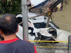 Awal Mula Porsche Tabrak Avanza hingga Nyangkut di Pagar Polrestabes Medan