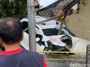 Awal Mula Porsche Tabrak Avanza hingga Nyangkut di Pagar Polrestabes Medan Awal Mula Porsche Tabrak Avanza hingga Nyangkut di Pagar Polrestabes Medan