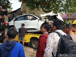 Penampakan Mobil Porsche Nyangkut di Pagar Samapta Polrestabes Medan Penampakan Mobil Porsche Nyangkut di Pagar Samapta Polrestabes Medan