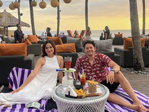 Momen Manis Andrew Andika Saat Kulineran Bareng Istri