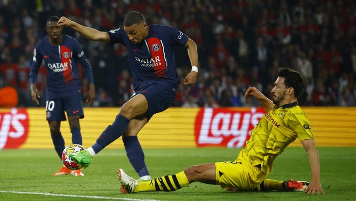 Momen Mats Hummels Bawa Dortmund ke Final Liga Champions Soccer Football - Champions League - Semi Final - Second Leg - Paris St Germain v Borussia Dortmund - Parc des Princes, Paris, France - May 7, 2024 Paris St Germain's Kylian Mbappe in action with Borussia Dortmund's Mats Hummels REUTERS/Sarah Meyssonnier