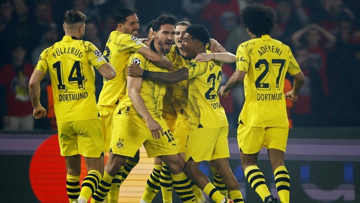 Soccer Football - Champions League - Semi Final - Second Leg - Paris St Germain v Borussia Dortmund - Parc des Princes, Paris, France - May 7, 2024 Borussia Dortmunds Mats Hummels celebrates scoring their first goal with teammates REUTERS/Sarah Meyssonnier