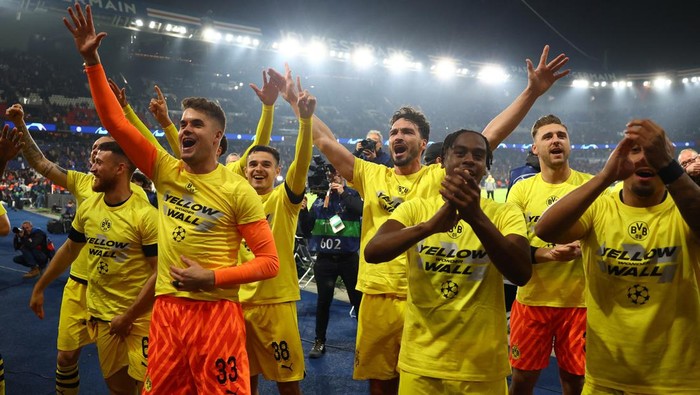 Momen Mats Hummels Bawa Dortmund ke Final Liga Champions Soccer Football - Champions League - Semi Final - Second Leg - Paris St Germain v Borussia Dortmund - Parc des Princes, Paris, France - May 7, 2024 Borussia Dortmund's Mats Hummels with teammates celebrate after the match REUTERS/Kai Pfaffenbach